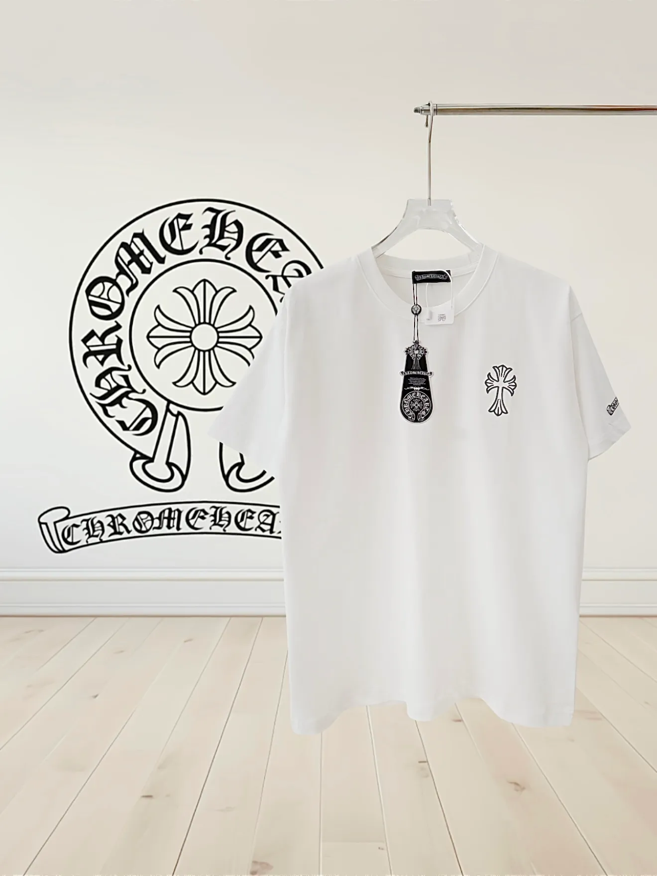 🅿️190 [High quality] Chrome hearts Chrome hearts 2025 new first release latest short-sleeved round neck T-shirt, high-end customization, avant-garde and fashionable design! The brand logo is applied to the front and back cuffs using 100,000 needle embroidery techniques. High-end customized 280g fabric. Soft to the touch. Comfortable to wear. Exquisite stitching. Fine workmanship. The upper body effect is incomparably handsome! Same style for men and women, color: white, black size: S to xL